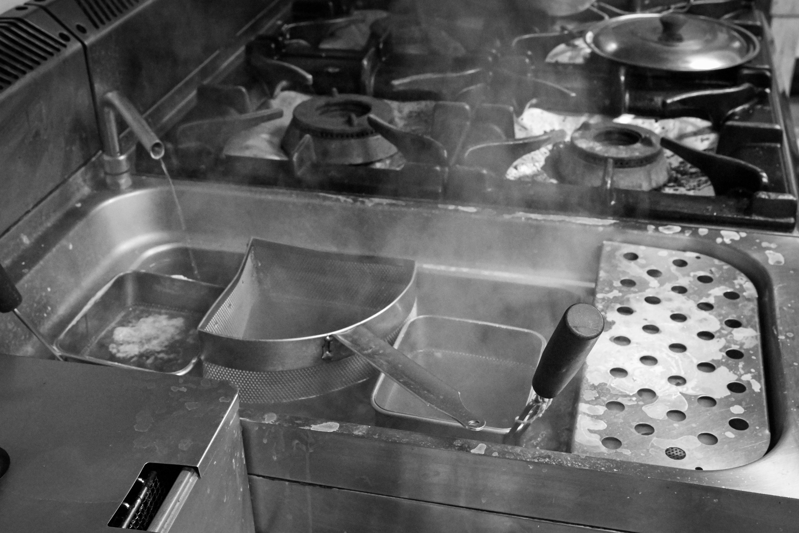 Dampf über dem Pastakocher in der Küche